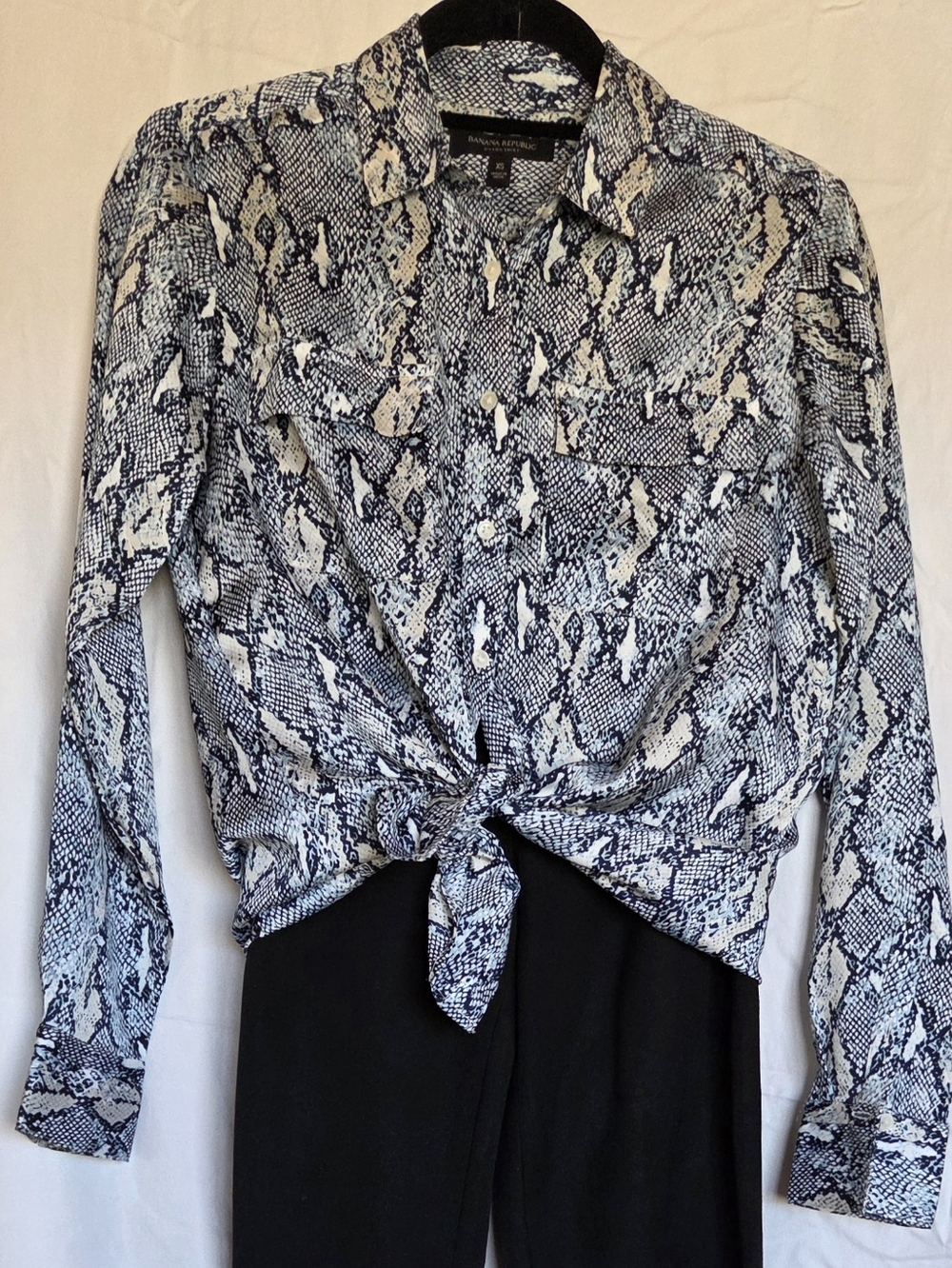 XS Banana Republic Blue and White Snake-Print Button-Down Top